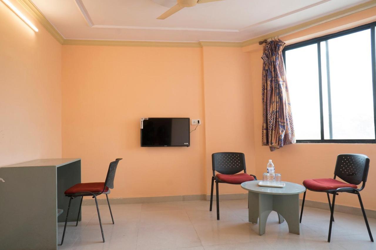 Oyo Flagship 37830 Hotel Aakar International Satara Buitenkant foto
