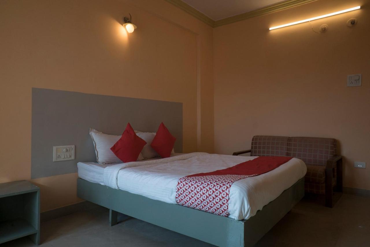Oyo Flagship 37830 Hotel Aakar International Satara Buitenkant foto