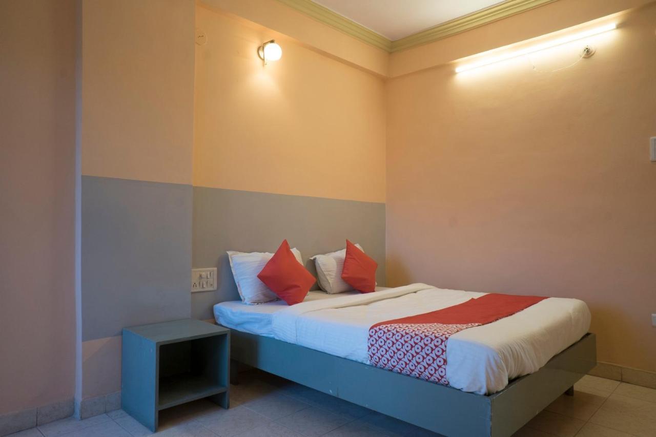 Oyo Flagship 37830 Hotel Aakar International Satara Buitenkant foto