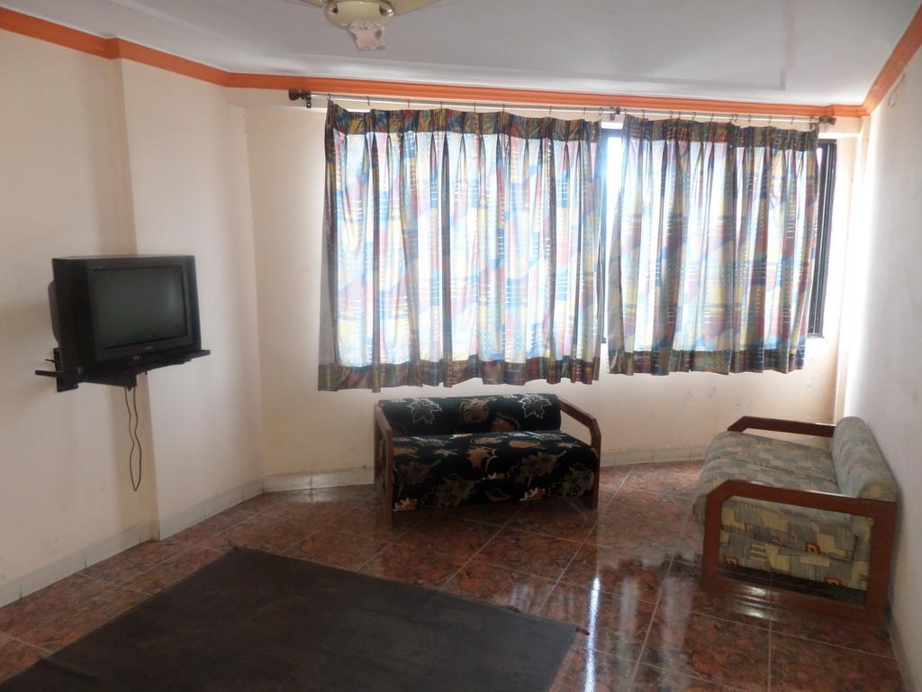 Oyo Flagship 37830 Hotel Aakar International Satara Buitenkant foto