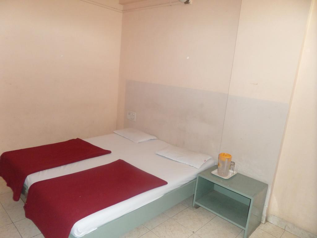Oyo Flagship 37830 Hotel Aakar International Satara Buitenkant foto