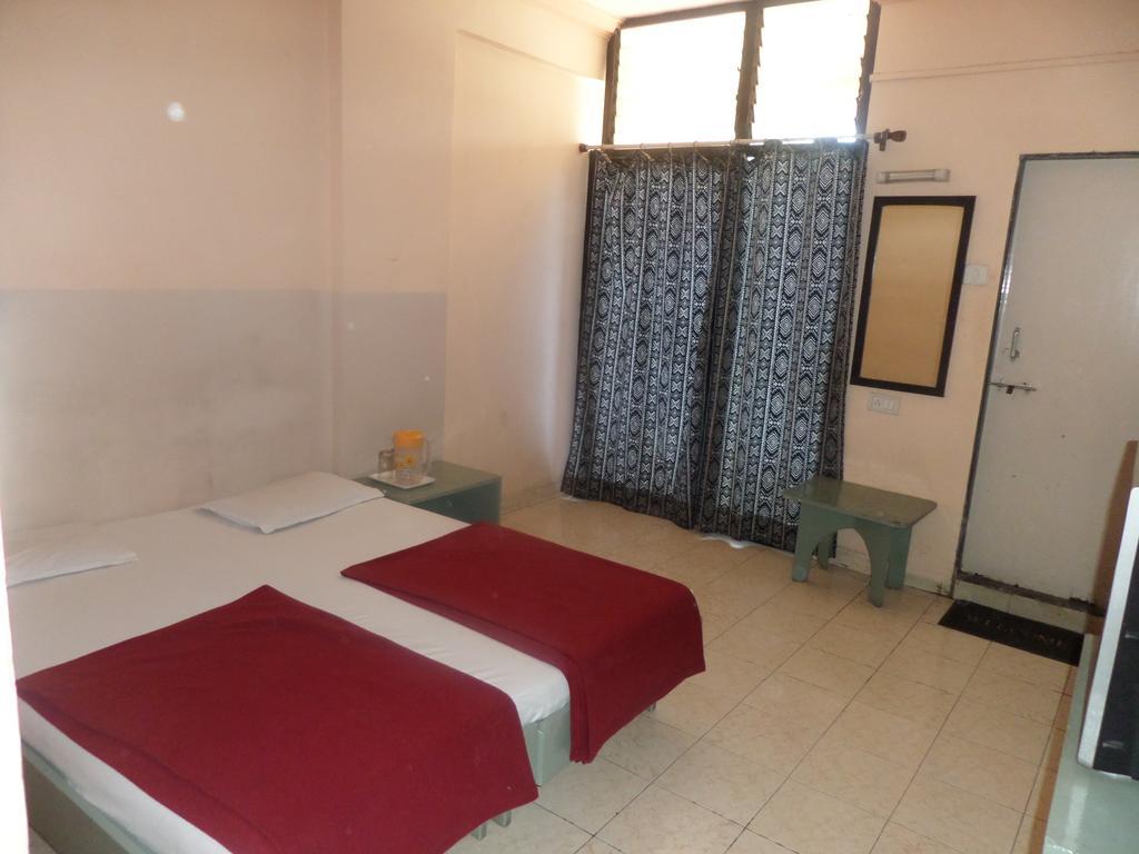 Oyo Flagship 37830 Hotel Aakar International Satara Buitenkant foto