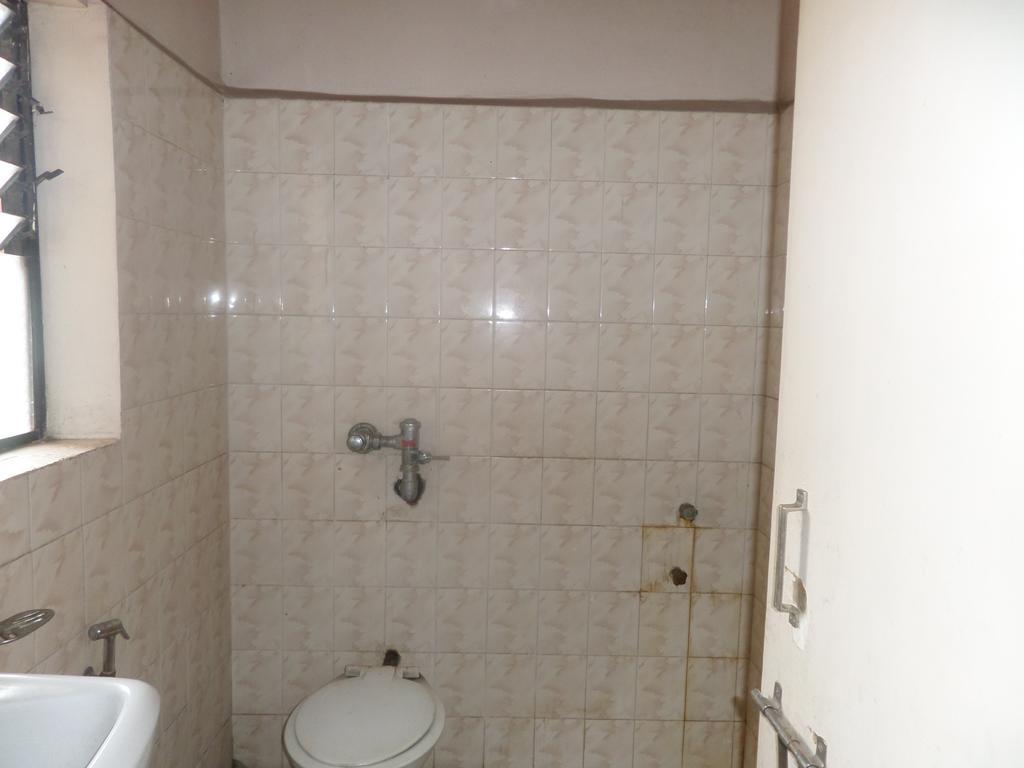 Oyo Flagship 37830 Hotel Aakar International Satara Buitenkant foto
