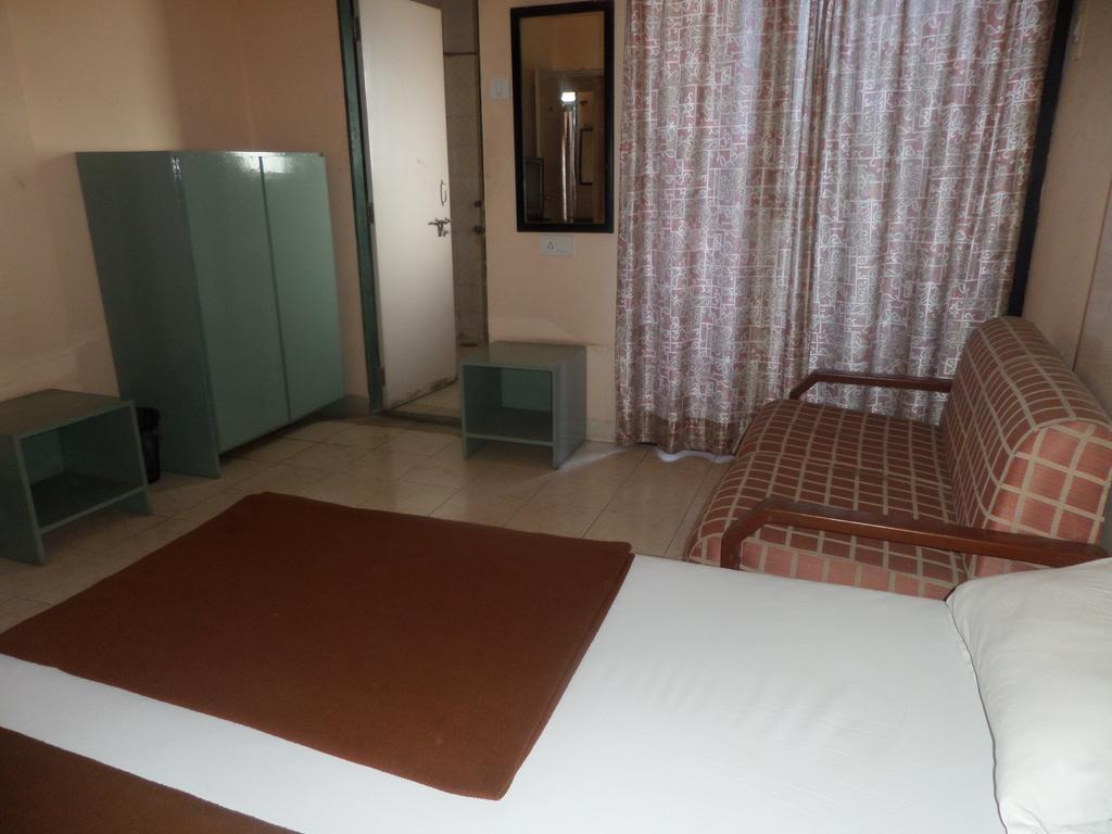 Oyo Flagship 37830 Hotel Aakar International Satara Buitenkant foto
