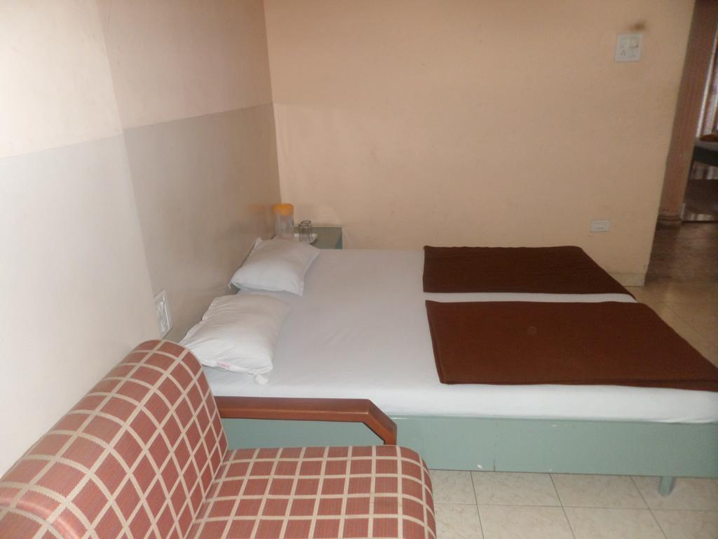 Oyo Flagship 37830 Hotel Aakar International Satara Buitenkant foto