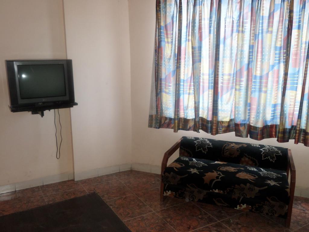 Oyo Flagship 37830 Hotel Aakar International Satara Buitenkant foto