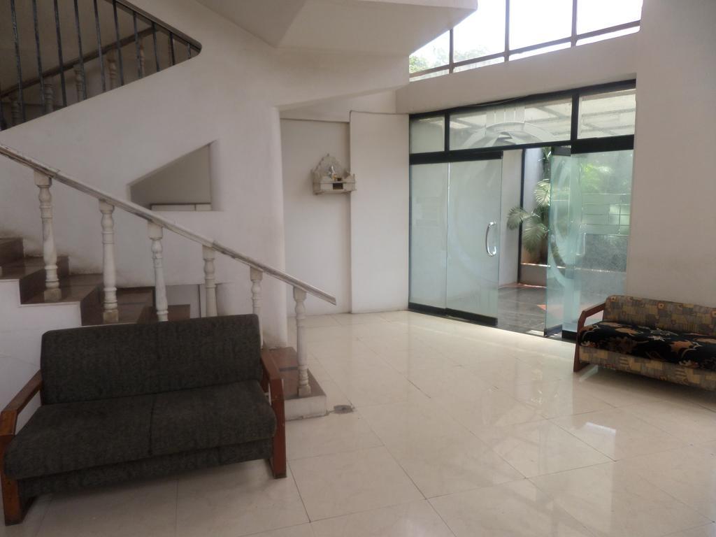 Oyo Flagship 37830 Hotel Aakar International Satara Buitenkant foto