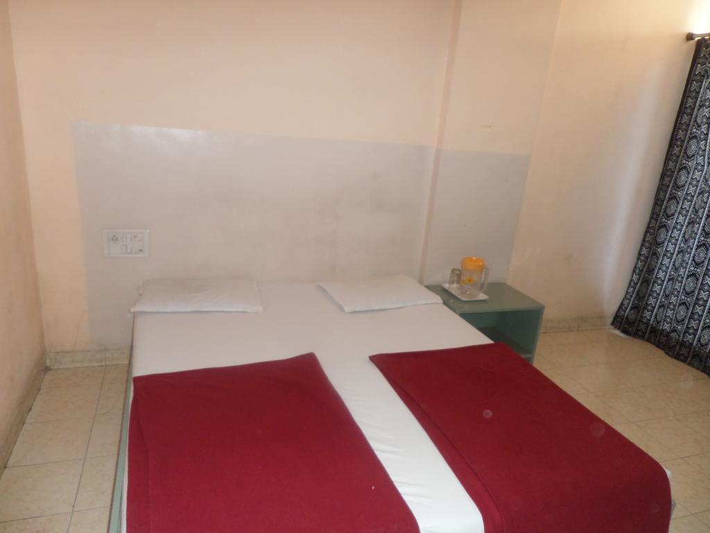 Oyo Flagship 37830 Hotel Aakar International Satara Buitenkant foto