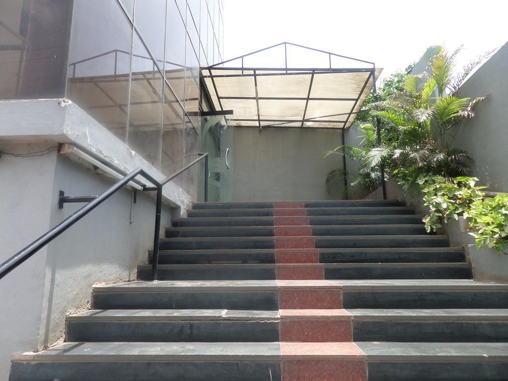 Oyo Flagship 37830 Hotel Aakar International Satara Buitenkant foto