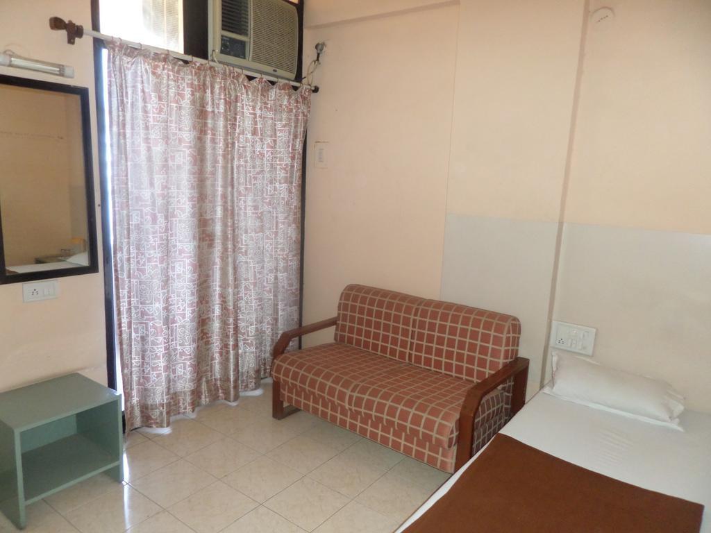 Oyo Flagship 37830 Hotel Aakar International Satara Buitenkant foto