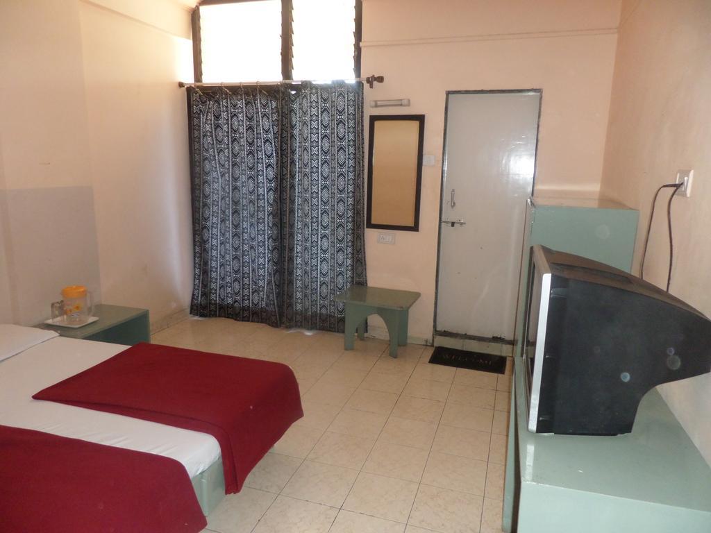 Oyo Flagship 37830 Hotel Aakar International Satara Buitenkant foto