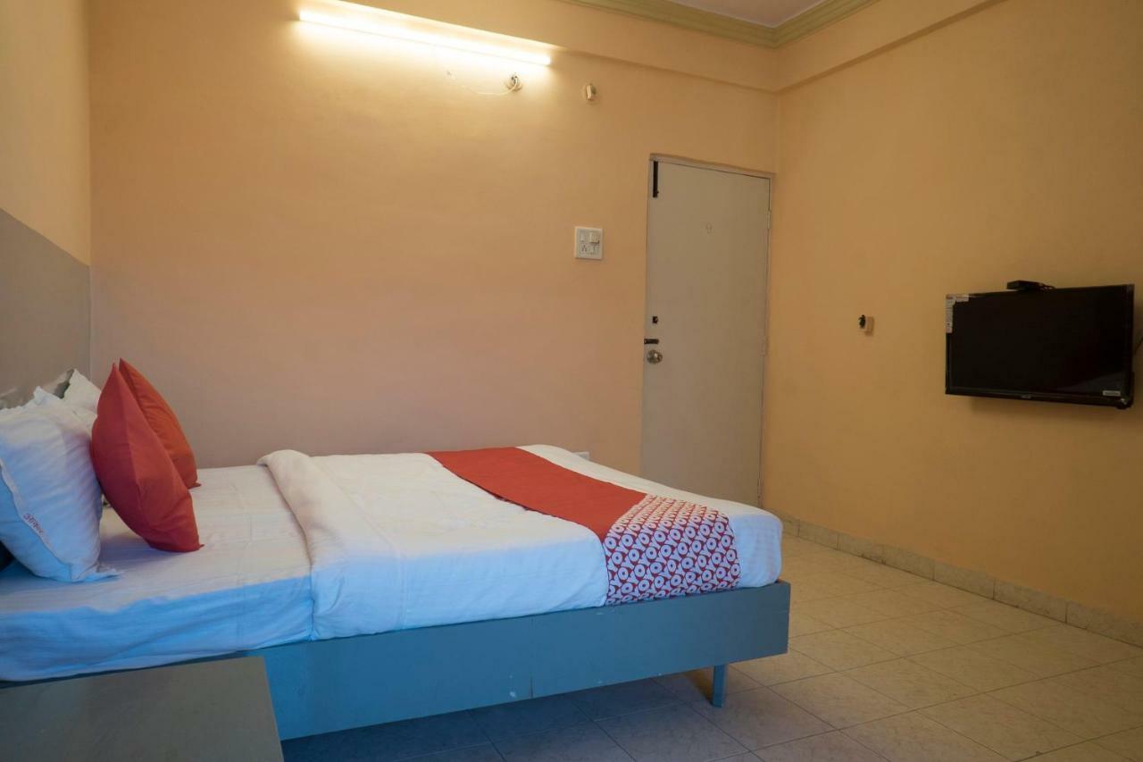 Oyo Flagship 37830 Hotel Aakar International Satara Buitenkant foto