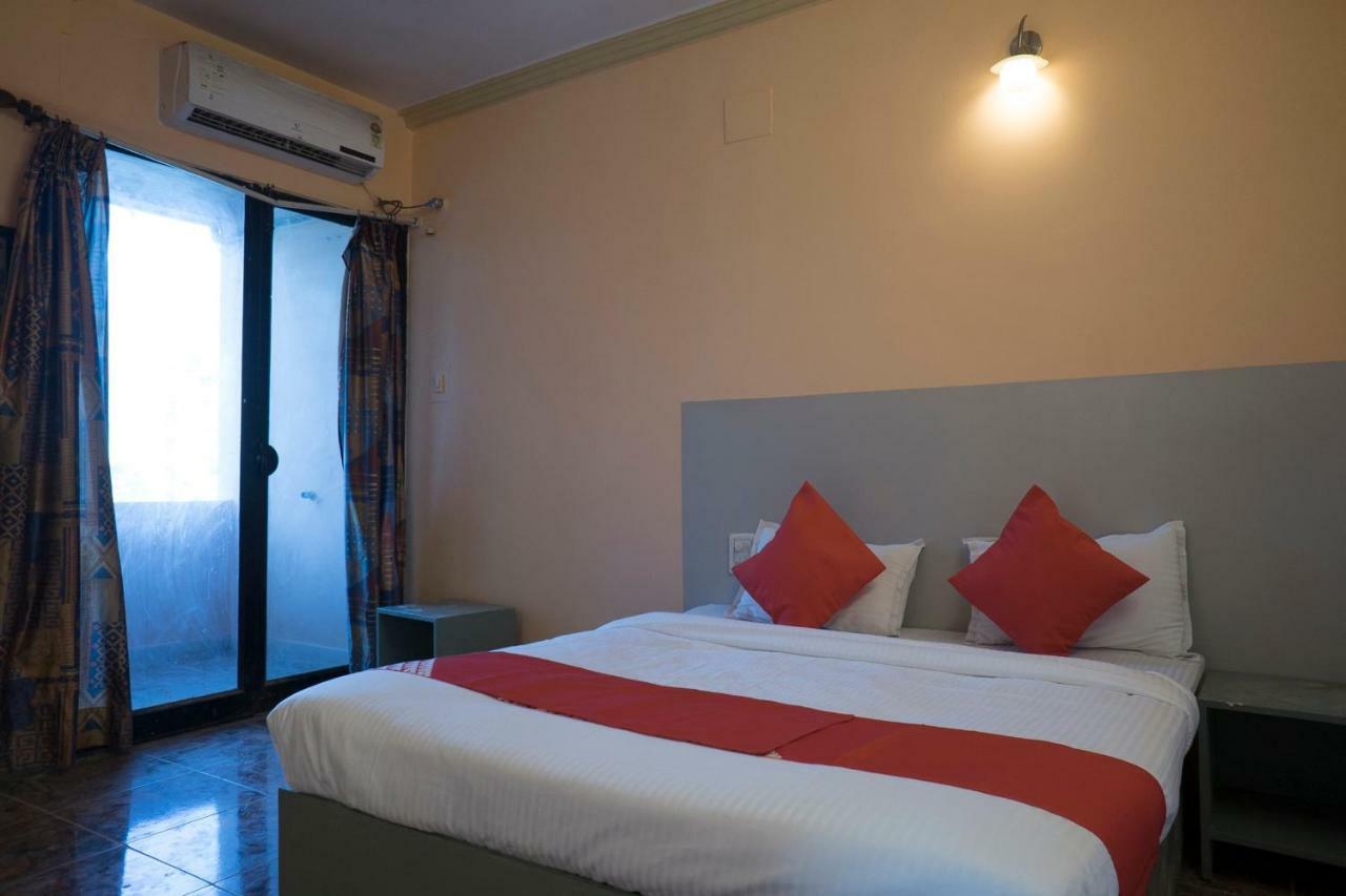 Oyo Flagship 37830 Hotel Aakar International Satara Buitenkant foto