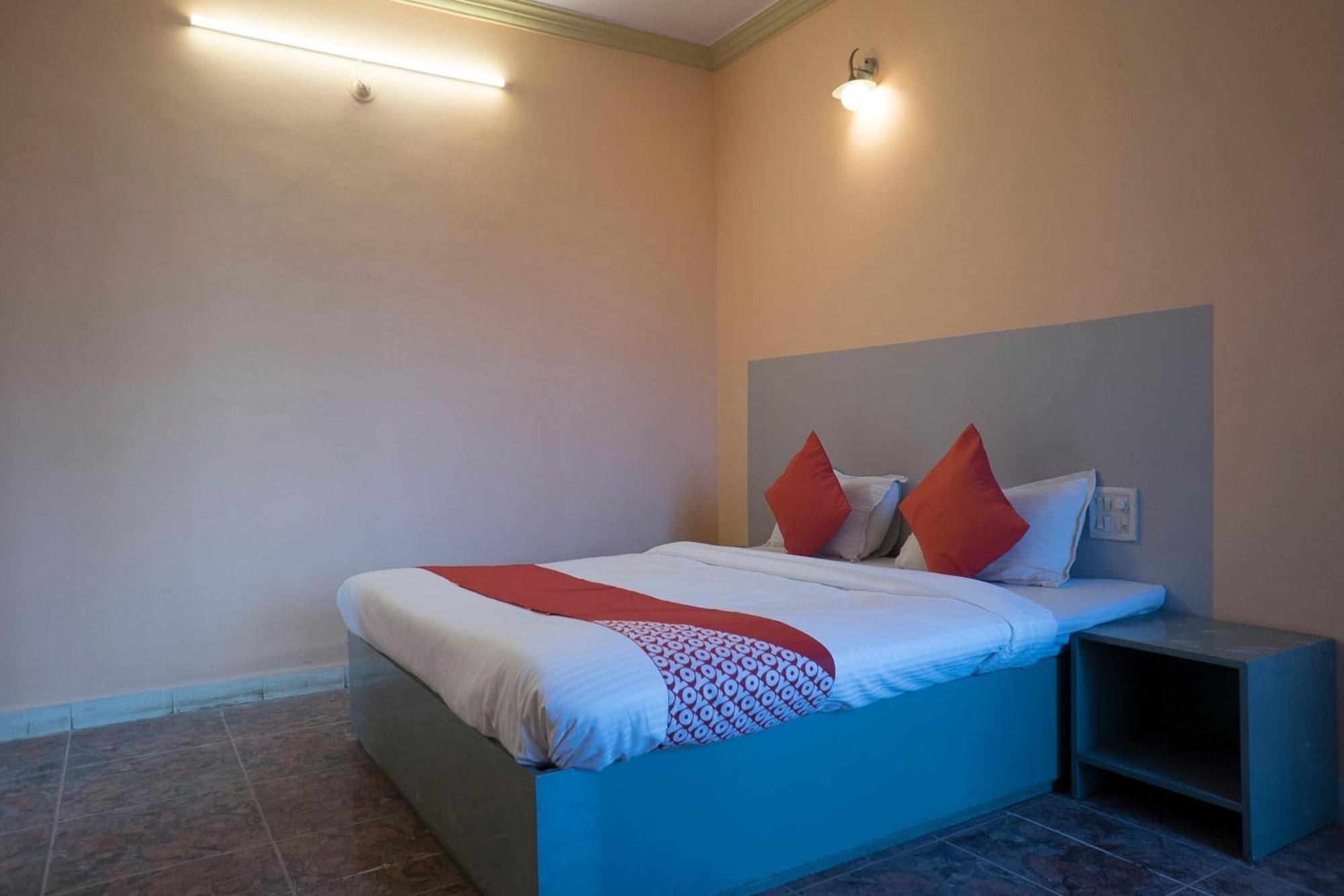 Oyo Flagship 37830 Hotel Aakar International Satara Buitenkant foto