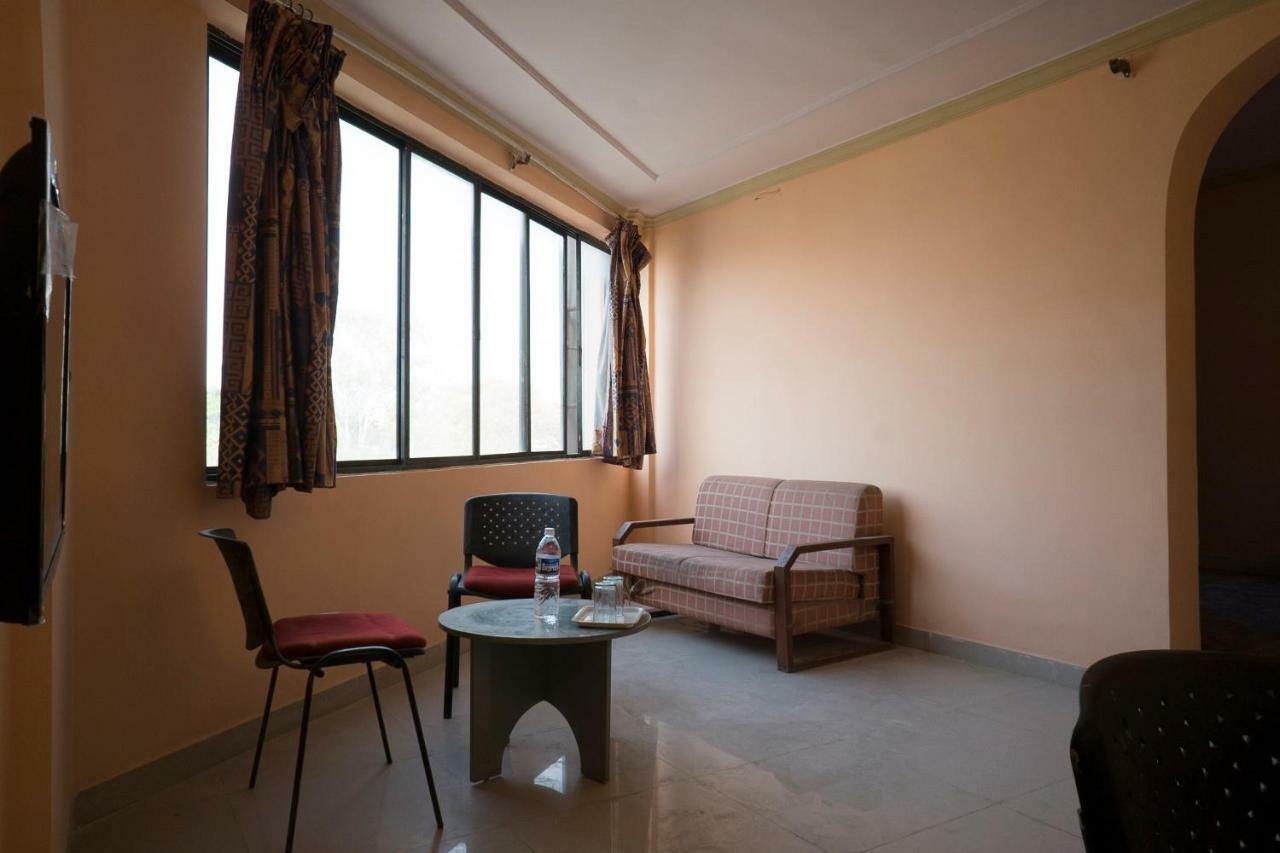 Oyo Flagship 37830 Hotel Aakar International Satara Buitenkant foto